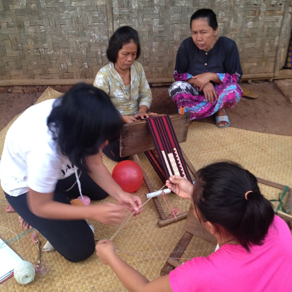 Desainer Nola Marta fokus mengembangkan kain tapis asal Lampung untuk pasar premium sejak 2016. Dia berkolaborasi dengan puluhan perempuan perajin lokal untuk berinovasi dalam penciptaan kain tapis berdasarkan prinsip ekonomi sirkular.