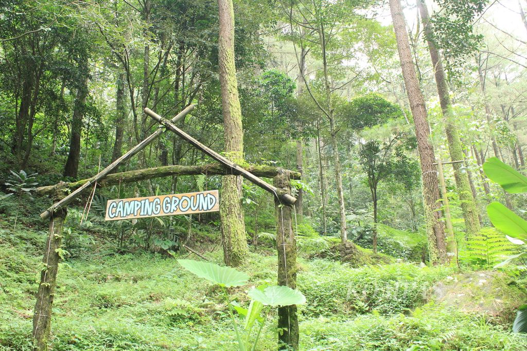 The atmosphere of the camping area in the Cipeuteuy Waterfall area in Bantaragung Village, Sindangwangi District, Majalengka Regency, West Java, Monday (22/4/2024).