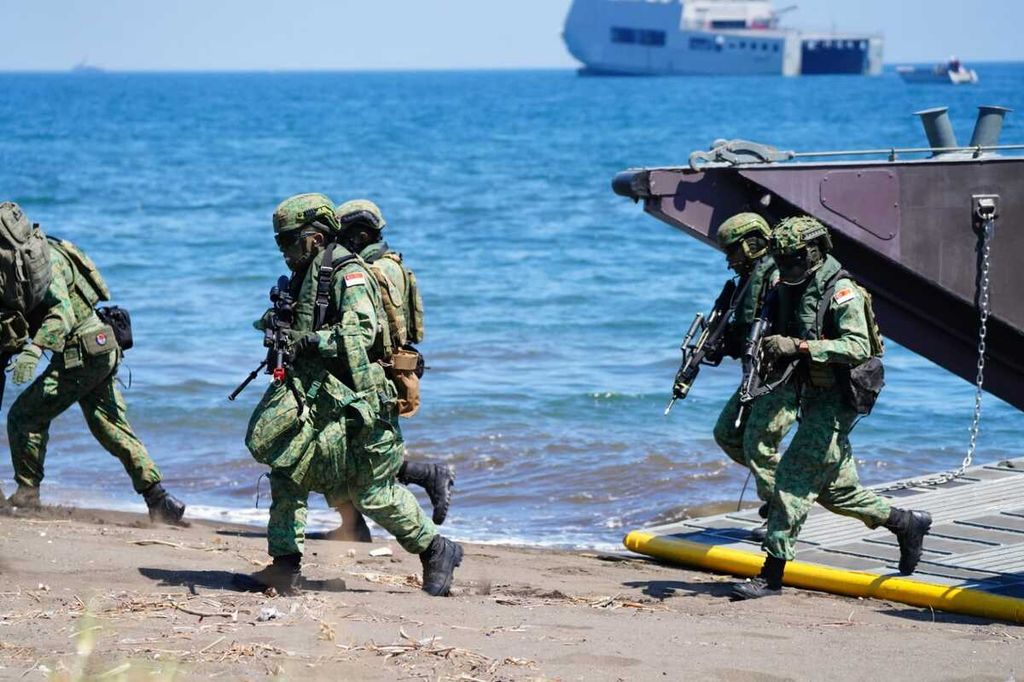 Pasukan peserta Multinational Garuda Shield saat melakukan latihan pendaratan amfibi, Kamis (5/9/2024).