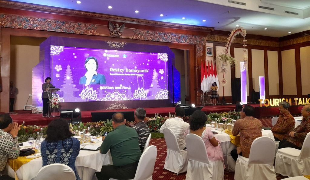 Deputi Gubernur Senior Bank Indonesia Destry Damayanti (berdiri) memberikan pidato kunci dalam pembukaan acara Suryaloka dan Tourism Talk, Senin (11/9/2023).