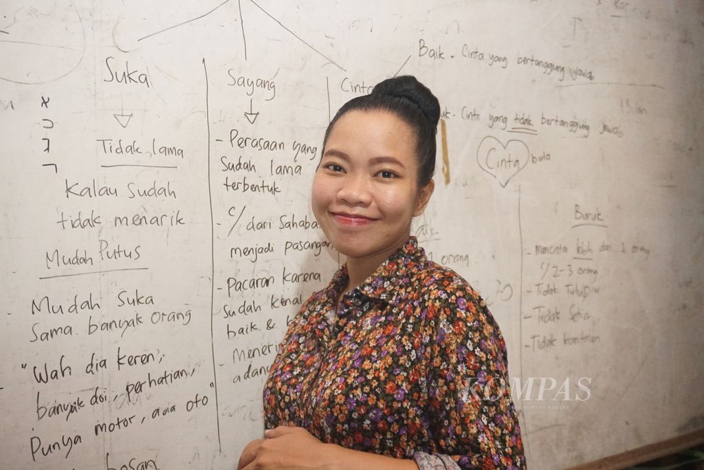 Donna Christha Renata (31) ,yang akrab disapa Chira, ketika ditemu pada Jumat (10/6/2022) di rumahnya di Madidir, Bitung, Sulawesi Utara. Chira adalah pendiri Komunitas Tuli Peduli Bitung (Kaleb).