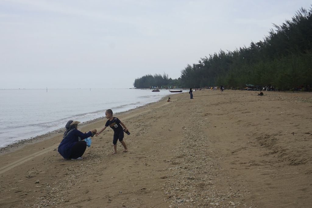 Suasana Pantai Lamaru, Kota Balikpapan, Kalimantan Timur, Minggu (15/1/2023).