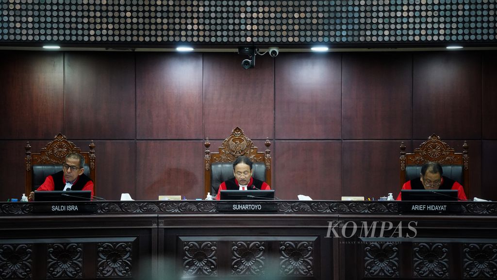 Ketua Mahkamah Konstitusi Suhartoyo (tengah) saat memimpin sejumlah agenda sidang putusan di Mahkamah Konstitusi, Jakarta, Kamis (29/2/2024). Salah satu agenda putusan dalam deretan sidang ini adalah memutuskan menghapus ambang batas parlemen 4 persen.