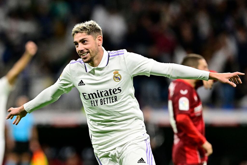 Gelandang serang Real Madrid, Federico Valverde, merayakan golnya ke gawang Sevilla pada laga Liga Spanyol di Stadion Santiago Bernabeu, Madrid, Minggu (23/10/2022) dini hari WIB. Real menang 3-1.