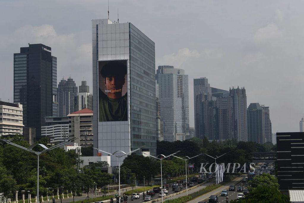 Tayangan iklan melalui videotron terlihat pada salah satu gedung bertingkat di Jalan Sudirman, Jakarta, Senin (13/6/2022). Kementerian Keuangan (Kemenkeu) memproyeksikan penerimaan pajak pada tahun ini mampu tumbuh 15,3 persen (YOY) atau sebesar Rp 1.784 triliun. Hal itu seiring dengan pemulihan perekonomian dan peningkatan harga komoditas.