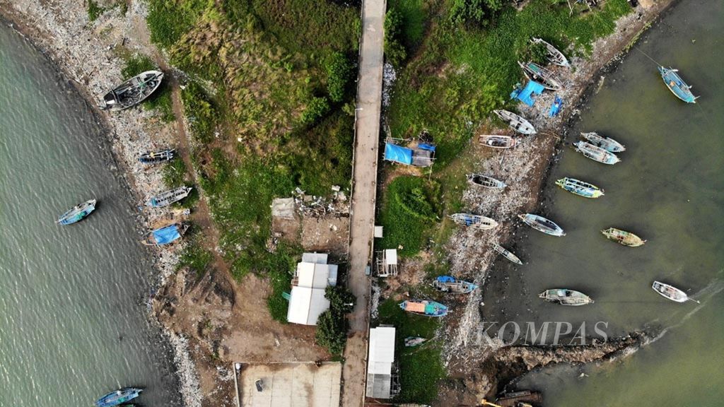 Timbunan sampah yang didominasi sampah plastik di pesisir Desa Dadap, Kecamatan Juntinuyat, Kabupaten Indramayu, Jawa Barat, Sabtu (1/12/2018). 