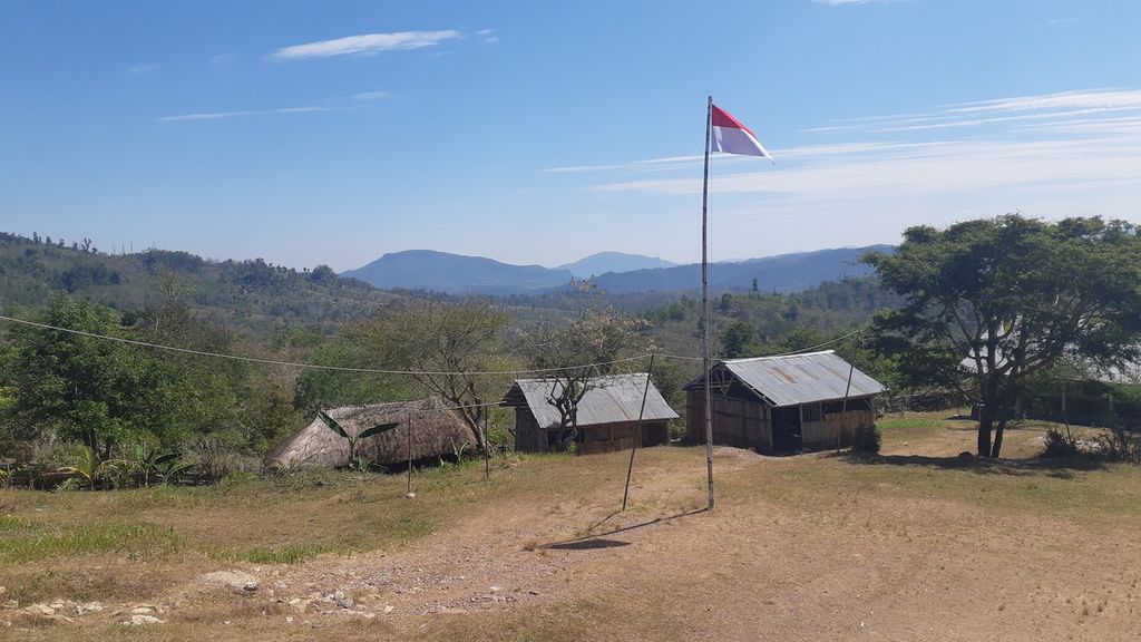 Bendera Merah Putih berkibar di halaman SMA Negeri 2 Takari, Kabupaten Kupang, Nusa Tenggara Timur, pada Sabtu (24/7/2021). Semenjak pandemi Covid-19, sekolah tersebut sepi.