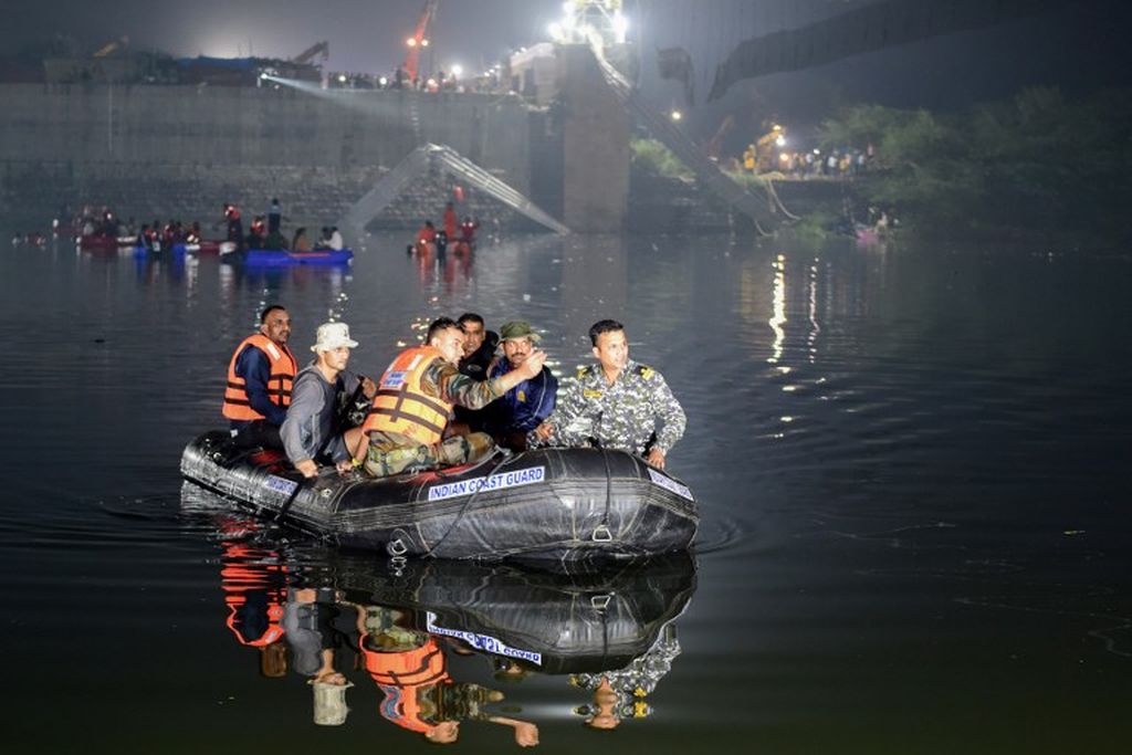 Regu penyelamat mencari korban setelah jembatan gantung yang membentang di atas Sungai Machchhu roboh di Morbi, sekitar 220 kilometer dari Ahmedabad, 31 Oktober 2022. 