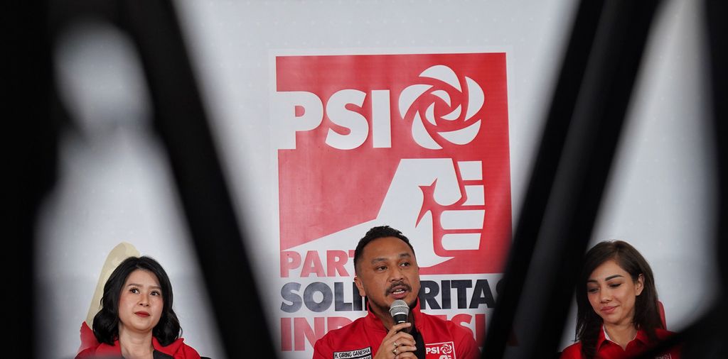 Ketua Umum Partai Solidaritas Indonesia Giring Ganesha (tengah) saat menyampaikan keterangan didampingi Wakil Ketua Dewan Pembina Grace Natalie (kiri) dan Sekjen Dea Tunggaesti (kanan) dalam konferensi pers langkah politik PSI untuk koalisi dalam Pemilu 2024 di Basecamp DPP PSI, Jakarta, Rabu (5/4/2023). DPP PSI memutuskan untuk bergabung dengan koalisi besar gabungan Koalisi Indonesia Bersatu (KIB) dan Kebangkitan Indonesia Raya (KIR) untuk Pemiku 2024.