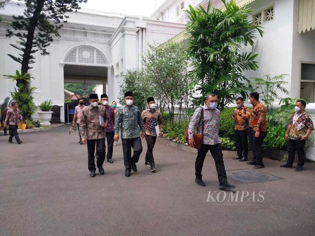 Ketua Umum Pengurus Besar Nahdlatul Ulama Yahya Cholil Staquf beserta jajaran PBNU di Kompleks Istana Kepresidenan, Jakarta, Kamis (22/9/2022).
