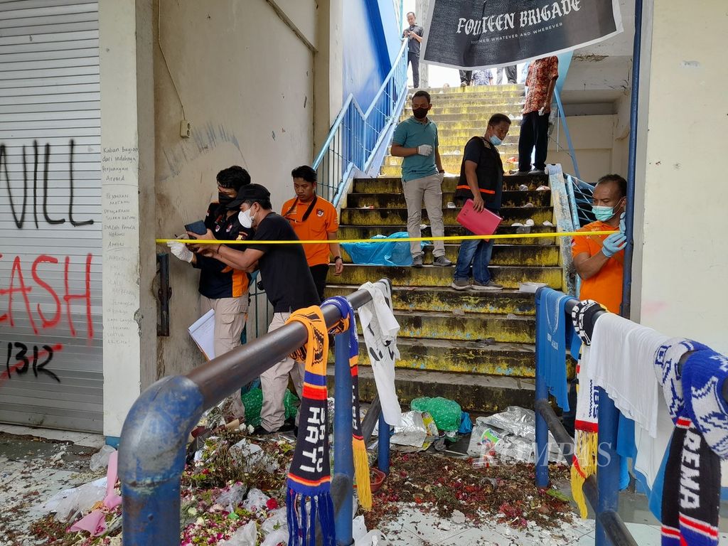 The Forensic Identification Team of the National Police Headquarters is opening the doors of 14 Kanjuruhan Stadium, Malang, East Java, on  Thursday (13/10/2022). 