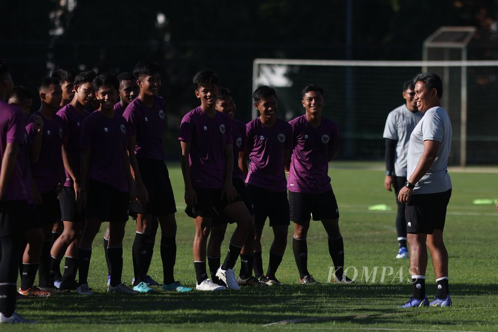 Pelatih Tim U-16 Indonesia Bima Sakti (kanan) memimpin latihan timnya di lapangan Universitas Negeri Yogyakarta, DI Yogyakarta, Jumat (5/8/2022). Latihan itu bagian dari persiapan menghadapi Vietnam pada laga turnamen sepak bola Piala AFF U-16 2022, Sabtu (6/8/2022). 