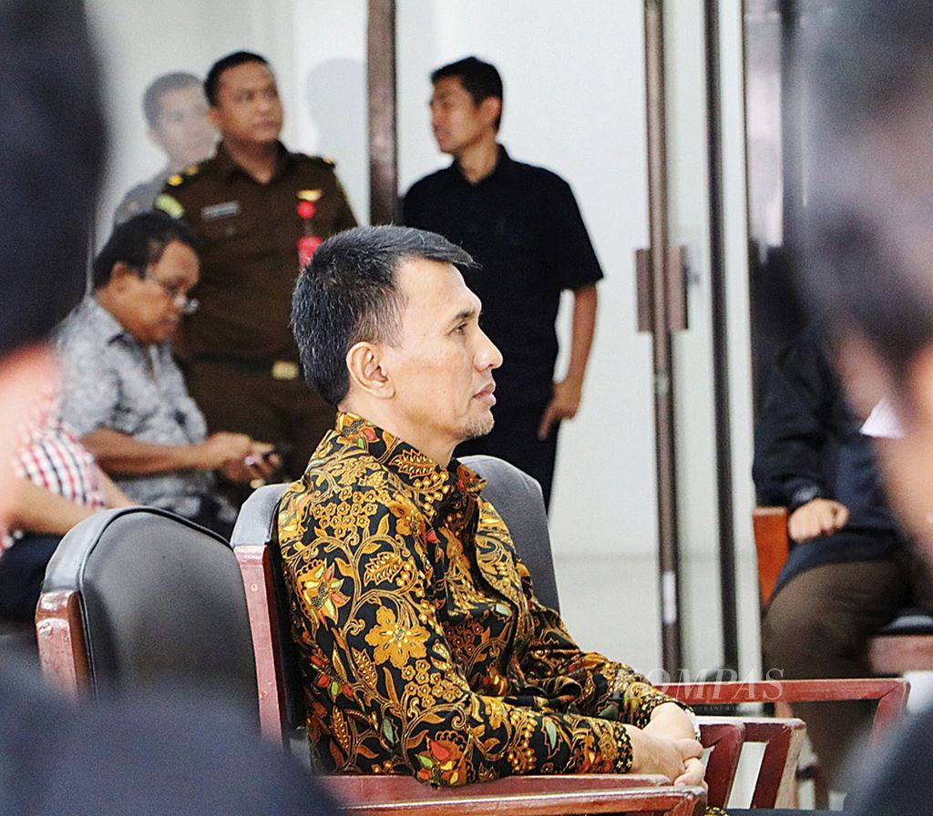 Mantan Gubernur Sumatera Utara Gatot Pujo Nugroho mendengarkan putusan majelis hakim Pengadilan Tindak Pidana Korupsi Medan, di Sumatera Utara, Kamis (24/112016). 