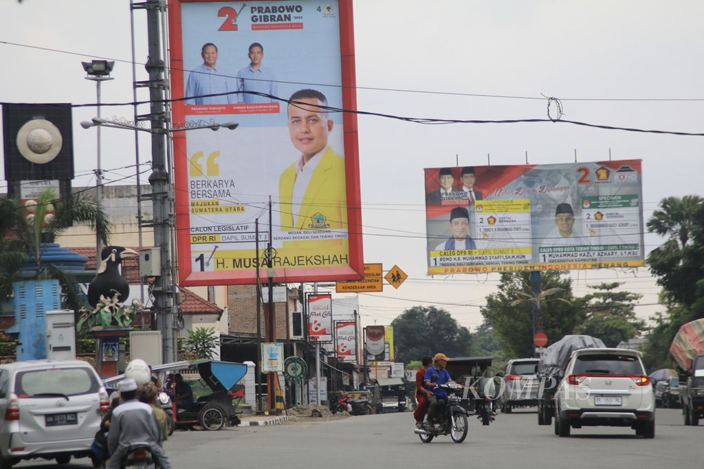 A billboard of the candidate for a member of the Indonesian Parliament is displayed in the electoral district of North Sumatra I in the city of Tebing Tinggi (20/1/2024). North Sumatra I is one of the "hellish electorates" with a competition between ministers, former ministers, retired generals, regional leaders, and party leaders.