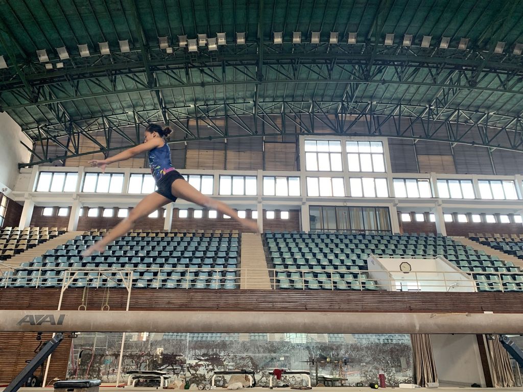 Pesenam putri andalan Indonesia, Rifda Irfanaluthfi berlatih balok keseimbangan di GOR Radin Inten, Jakarta, Kamis (2/2/2023). Pesenam berusia 23 tahun ini bertekad bisa tampil di Olimpiade Paris 2024.