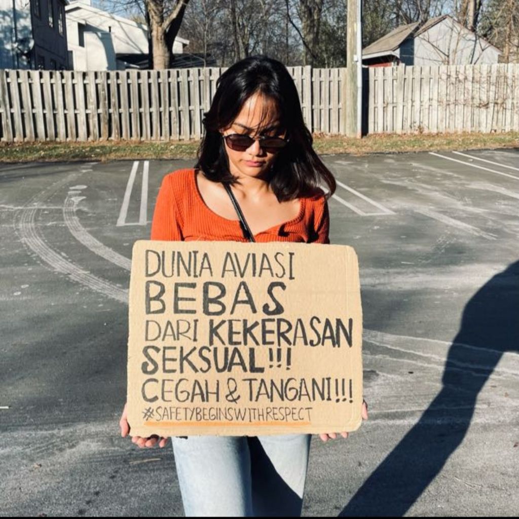 Mellisa Anggiarti mengampanyekan #safetybeginswithrespect, gerakan Ikatan Pilot Indonesia untuk melawan kekerasan seksual di dunia aviasi.