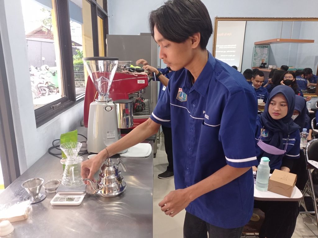 Peserta pelatihan tengah belajar meracik kopi tanpa bantuan mesin di PPKD Jakarta Selatan, Senin (30/5/2022). Mereka hendak mempraktikan V60, salah satu teknik dengan cara menuang air panas secara perlahan dan melingkar ke dalam wadah berlapis kertas filter berisi bubuk kopi.