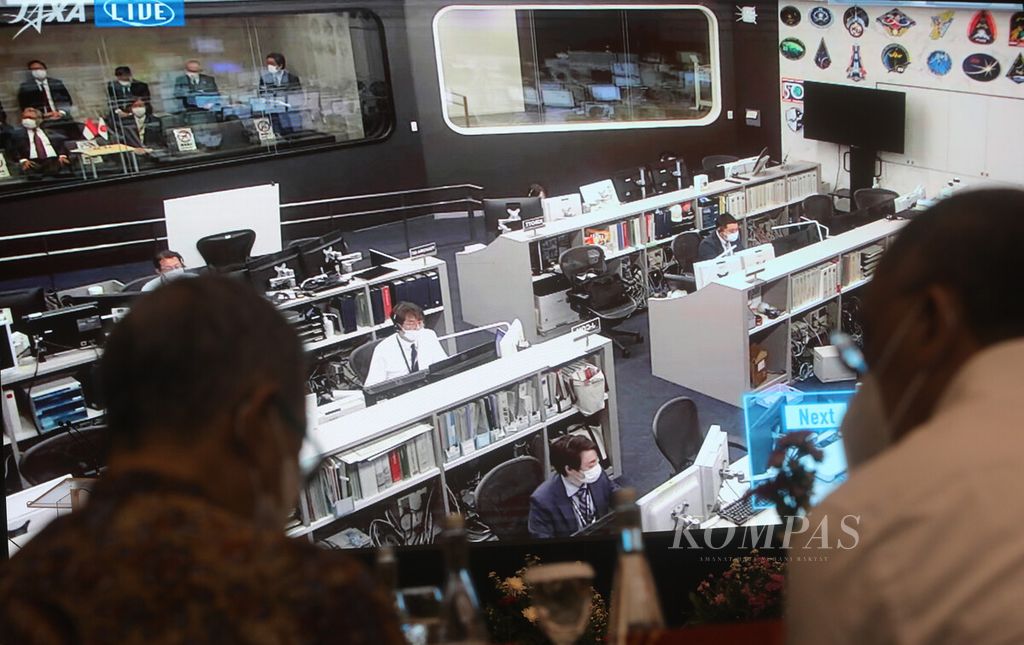 Tamu undangan menyaksikan siaran langsung suasana Tsukuba Space Center, Jepang, menjelang satelit nano pertama karya anak bangsa dilepas dari Stasiun Luar Angkasa Internasional (ISS) menuju <i>orbit low earth orbit </i>(LEO) dengan modul <i>deployer </i>(modul JSSOD) milik Japan Aerospace Exploration Agency (JAXA) dari Gedung BJ Habibie Badan Riset dan Inovasi Nasional, Jakarta, Jumat (6/1/2023).