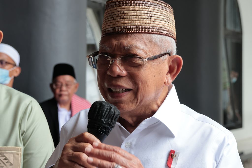 Wakil Presiden Ma'ruf Amin memberikan keterangan seusai menunaikan shalat Jumat di Masjid Baiturrahman Limboto, Kabupaten Gorontalo, Provinsi Gorontalo, Jumat (14/4/2023). 