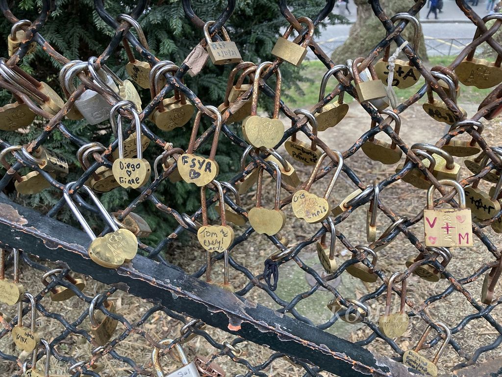 Gembok-gembok cinta yang dicantelkan di salah satu bagian pagar di depan halaman gereja Sacre Coeur di kawasan Montmartre, Paris, Perancis. 