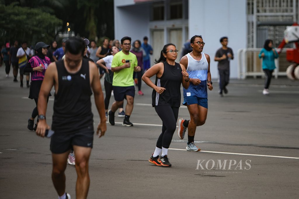 Warga berlari di kawasan Gelora Bung Karno, Jakarta, Jumat (16/2/2024). 