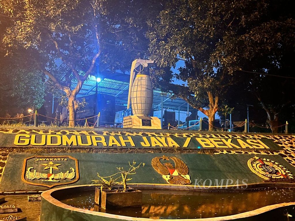 Suasana di gudang amunisi Kodam Jaya di Ciangsana, Kabupaten Bogor, Jawa Barat, Sabtu (30/3/2024) malam.