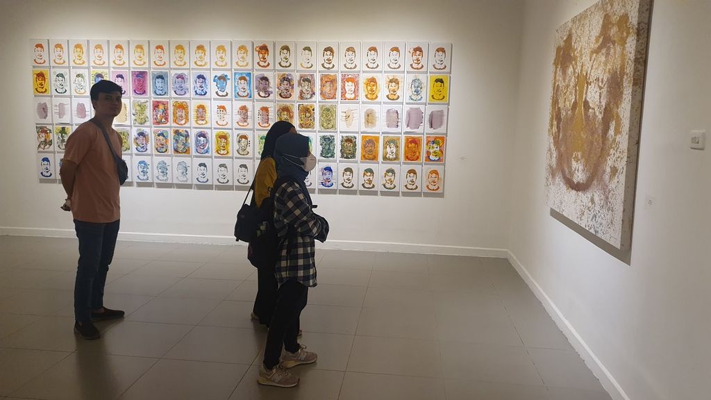 Pengunjung Galeri Nasional menyaksikan karya pelukis Gogor Purwoko dalam pameran tunggal bertajuk "Tanda Dalam Lipatan" di Galeri Nasional, Jakarta, 2-14 Maret 2023. Gogor mengeksplorasi teknik melukis dengan melipat kanvas yang menghasilkan efek visual tak terduga. Pengalaman masa kecil dan sembuh dari Covid-19 menjadi inspirasinya.