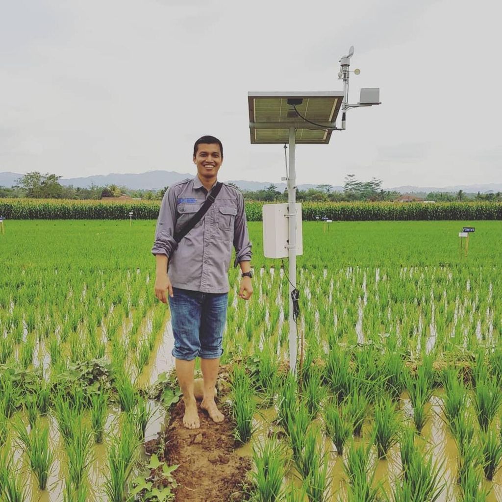 Melalui aplikasi sensor cuaca dan tanah, Bayu Dwi Apri Nugroho (41) membantu petani yang terdampak perubahan iklim. Aplikasi ini juga bermanfaat untuk meningkatkan produksi pertanian, termasuk mengurangi pemakaian pupuk dan air.
