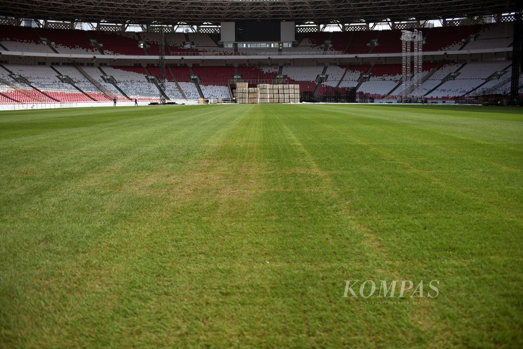 Rumput Stadion Utama Gelora Bung Karno di Jakarta, Senin (13/3/2023), menguning sesudah dipakai untuk konser musik akhir pekan lalu. 