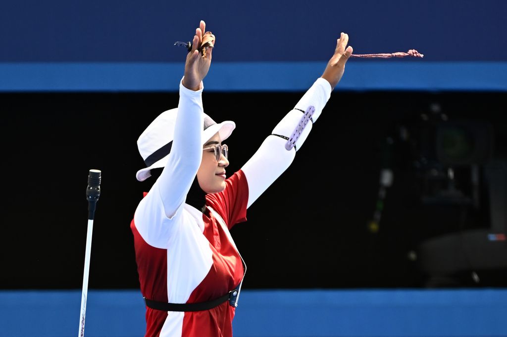 Pemanah putri Indonesia, Diananda Choirunisa, melambaikan tangan seusai menang atas pemanah Amerika Serikat, Catalina Gnoriega, pada babak 32 besar panahan nomor perorangan putri Olimpiade Paris 2024 di Esplanade des Invalides, Paris, Perancis, Selasa (30/7/2024). Diananda melaju ke babak 16 besar setelah menang atas Catalina Gnoriega dengan skor 6-5. 