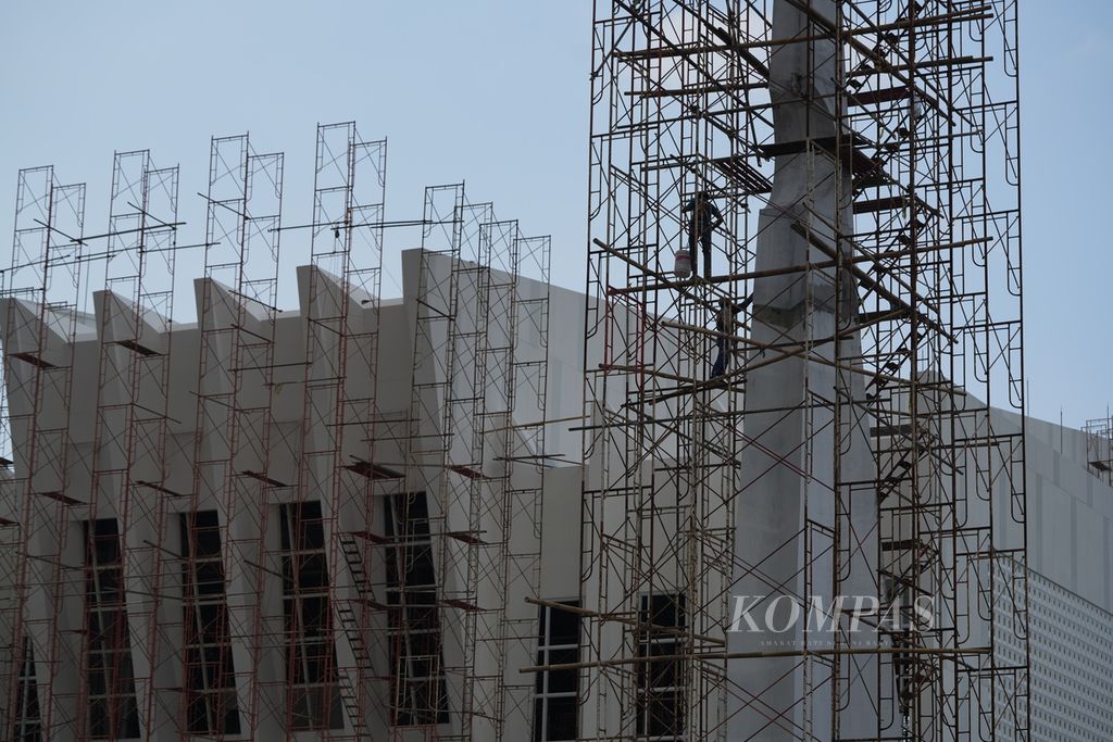 Pekerja merampungkan pembangunan gedung di hunian kawasan terpadu di Kecamatan Pagedangan, Kabupaten Tangerang, Banten, Rabu (29/11/2023).