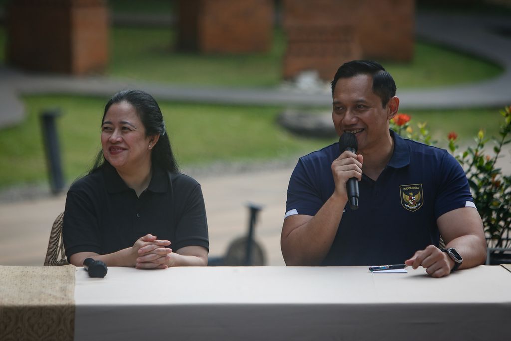 Ketua DPP Partai Demokrasi Indonesia Perjuangan (PDI-P) Puan Maharani (kiri) dan Ketua Umum Partai Demokrat Agus Harimurti Yudhoyono (kanan) menyampaikan keterangan pers di kawasan Gelora Bung Karno, Jakarta, Minggu (18/6/2023). 
