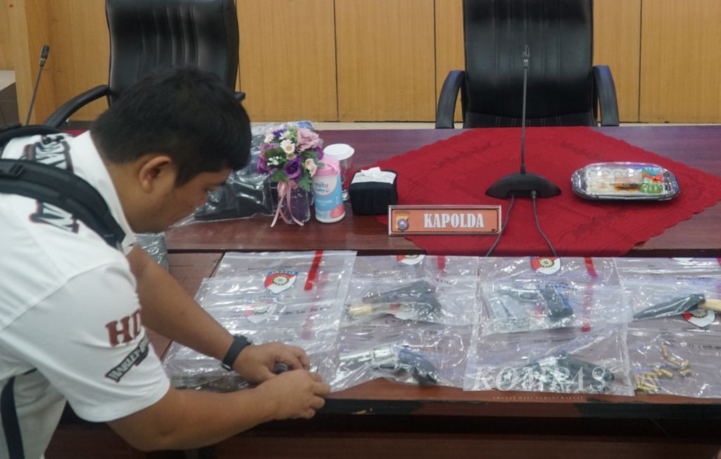 Petugas menyusun barang bukti senjata api yang digunakan sindikat perampok dalam konferensi pers di Polda Sumatera Barat, Kota Padang, Selasa (30/1/2024). 