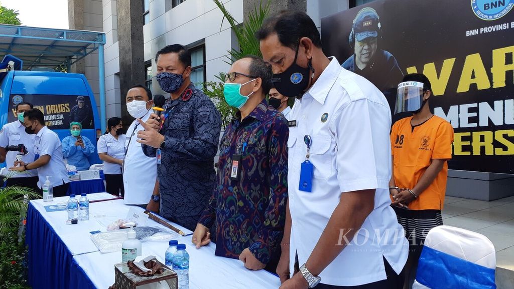 BNN Provinsi Bali, Selasa (8/2/2022), menggelar jumpa pers terkait dengan pengungkapan kasus narkotika jenis sabu. Dari pengungkapan tiga kasus narkotika sejak Desember 2021 sampai awal Februari 2022, BNN Provinsi Bali menyita lebih dari 1,2 kilogram sabu.