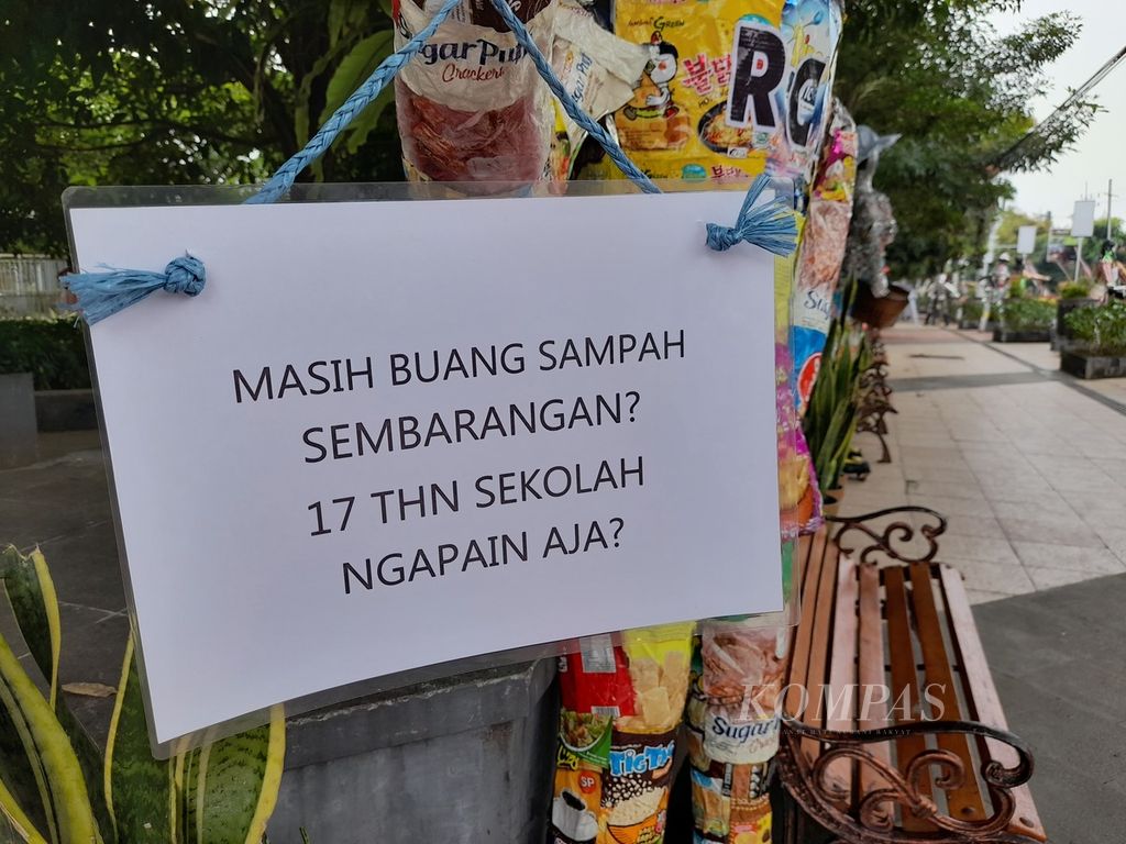 Kata-kata sindiran untuk tidak membuang sampah sembarangan tergantung di salah satu patung yang terbuat dari sampah plastik di halaman Balai Kota Batu, Jawa Timur, sebagaimana diabadikan, Jumat (22/7/2022).
