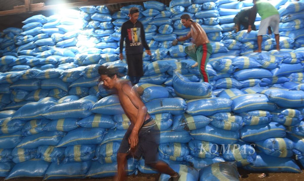 Pekerja menyusun karung berisi garam di gudang penyimpanan di Kecamatan Sedati, Sidoarjo, Jawa Timur, Jumat (18/8/2023). 