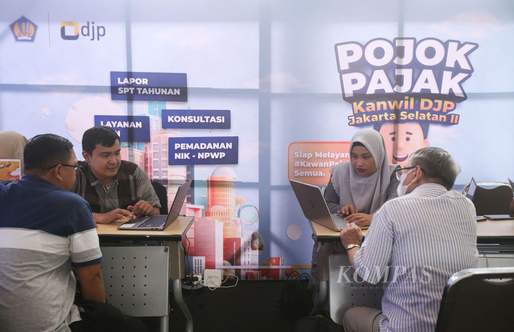 Petugas Kanwil DJP Jakarta Selatan III melayani wajib pajak yang melapor SPT Tahunan Pajak Penghasilan orang pribadi tahun 2023 di Pojok Pajak di Stasiun MRT Blok M, Jakarta Selatan, Sabtu (16/3/2024). 