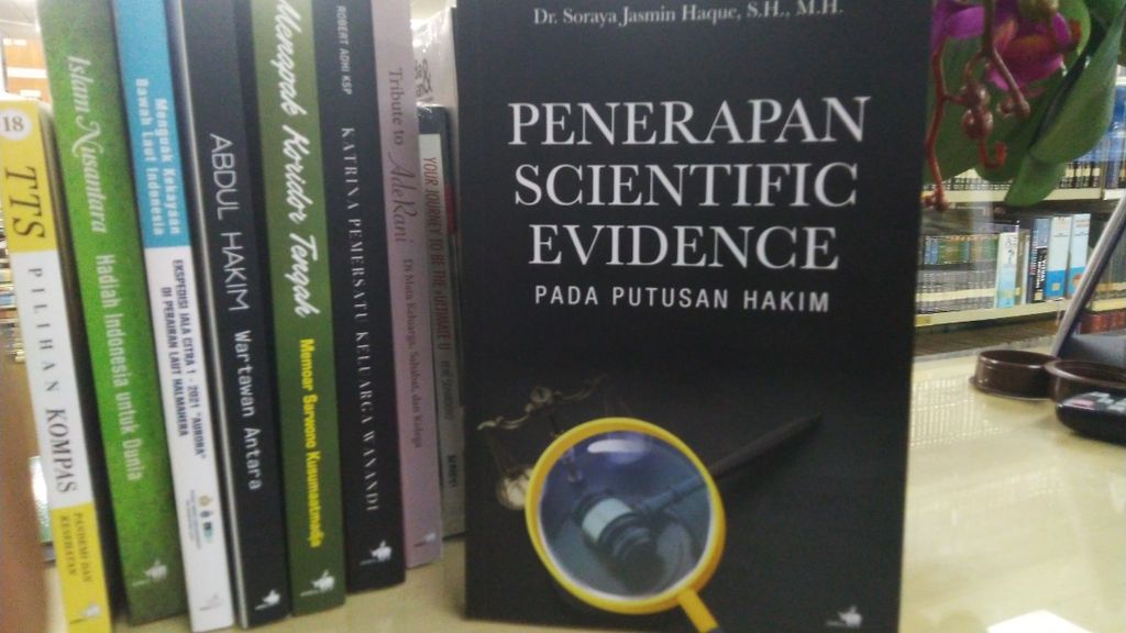 Halaman muka buku berjudul <i>Penerapan Scientific Evidence pada Putusan Hakim.</i>