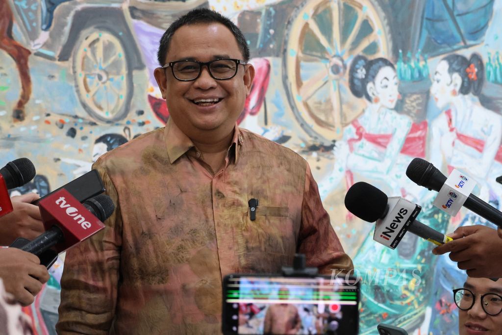 Koordinator Staf Khusus Presiden Anak Agung Gde Ngurah Ari Dwipayana memberikan keterangan kepada wartawan di Kementerian Sekretariat Negara, Jakarta, Jumat (2/2/2024).