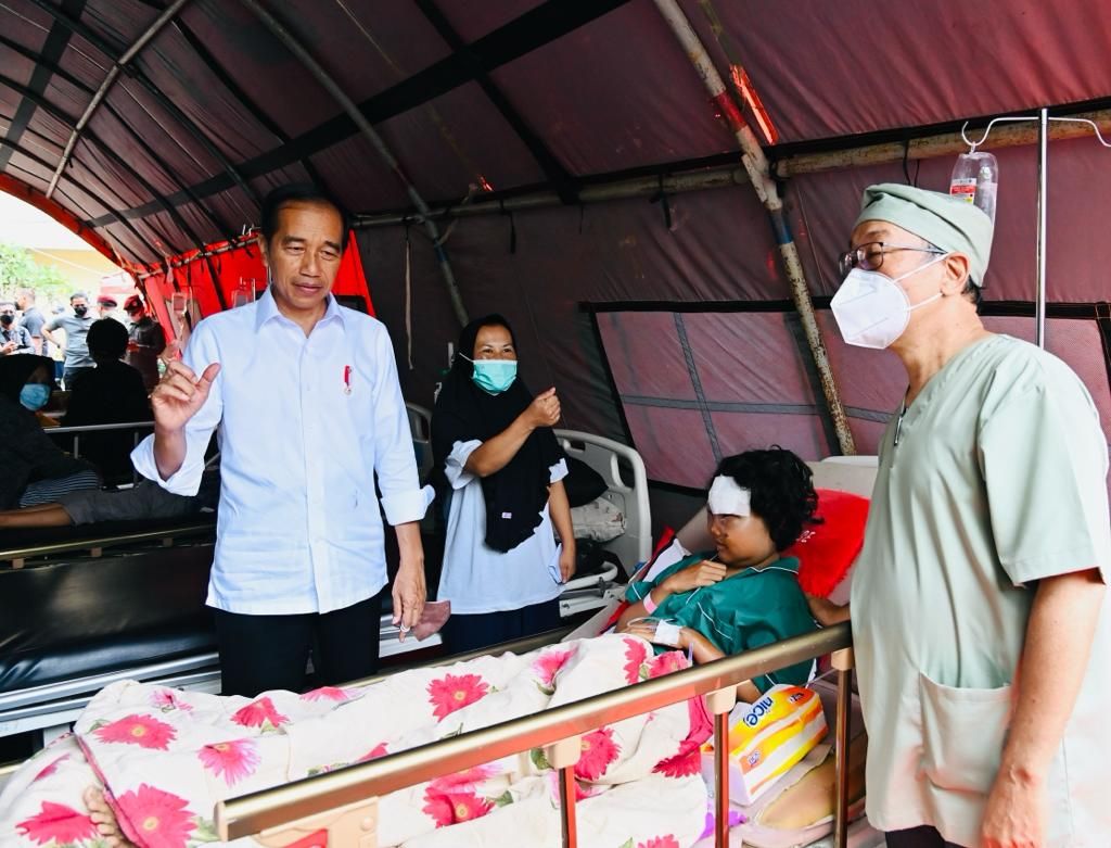 Presiden Joko Widodo mengunjungi Rumah Sakit Umum Daerah (RSUD) Sayang Cianjur di Kabupaten Cianjur,  Jawa Barat, pada Kamis (24/11/2022). Presiden ingin memastikan bahwa para pasien korban terdampak gempa Cianjur ditangani dengan baik.