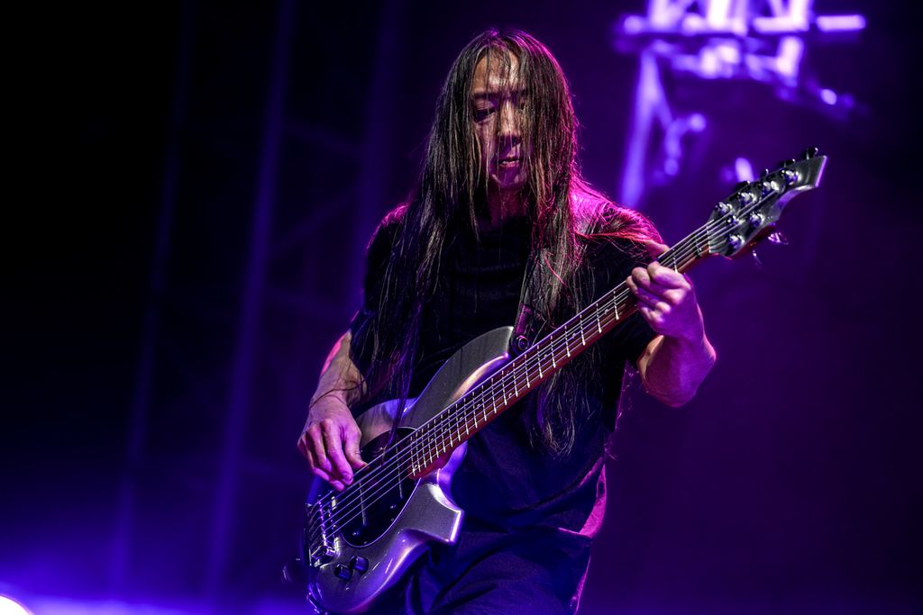 Pemain bas band Dream Theater, John Myung.
