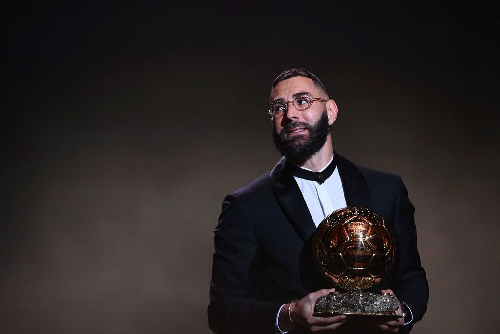 Penyerang Real Madrid, Karim Benzema, menerima penghargaan pemain putra terbaik dunia Ballon d'Or 2022 di Theatre du Chatelet, Paris, Perancis, Senin (17/10/2022) malam waktu setempat.