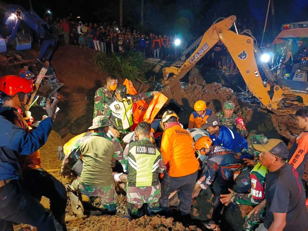 Kondisi longsor di Desa Bumirejo, Kecamatan Kesamben, Kabupaten Blitar, Jatim, Minggu (30/6/2024) petang, menimbun tiga orang. Hingga Senin (1/7/2024), pencarian korban masih dilakukan.