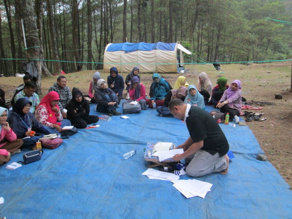 Kopdar Camp para anggota Komunitas Bisa Menulis di Bandung sekaligus mengasah kemampuan menulis. 