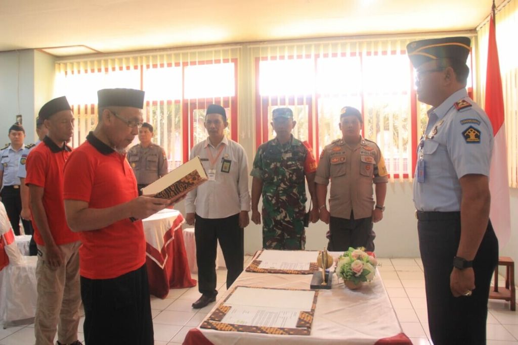 Narapidana terorisme Anton Labasse (depan) dan Kasim Khow saat membacakan ikrar setia pada NKRI di Lapas Porong, Sabtu (21/3/2020)