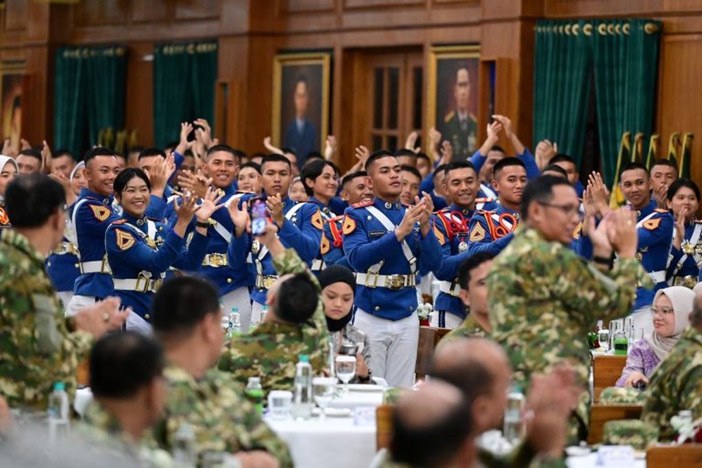 Sejumlah taruna dan taruni Akademi Militer dan Akademi Kepolisian menyambut hadiah libur dari Presiden Prabowo Subianto saat mengikuti <i>gala dinner</i> bersama Kabinet Merah Putih di Akmil, Magelang, Jawa Tengah, Jumat (25/10/2024). Presiden Prabowo memberikan hadiah itu karena mereka tetap mengikuti Upacara Parade Senja meski di bawah guyuran hujan.