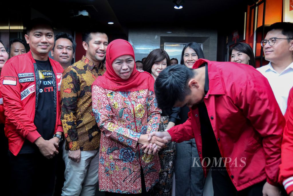 Ketua Umum Partai Solidaritas Indonesia (PSI) Kaesang Pangarep (kanan) bersalaman dengan bakal calon gubernur Jawa Timur, Khofifah Indar Parawansa, di Kantor DPP PSI, Tanah Abang, Jakarta, Selasa (4/6/2024).