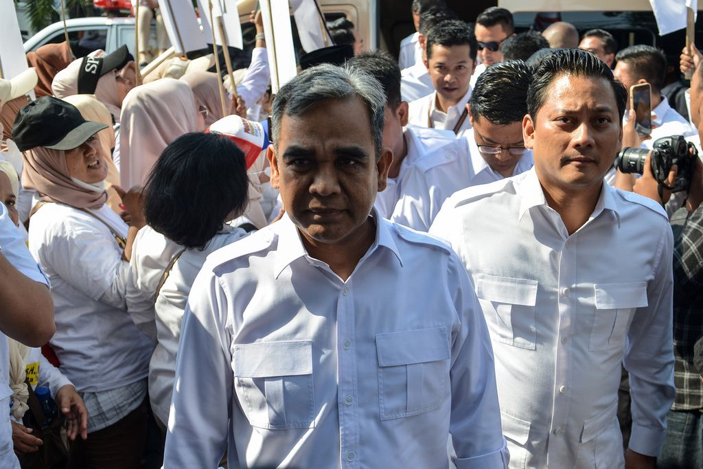 Sekretaris Jenderal Partai Gerindra Ahmad Muzani (kiri) mewakili Ketua Umum Prabowo Subianto memimpin pendaftaran bakal calon anggota legislatif di Gedung KPU, Jakarta, Sabtu (13/5/2023).