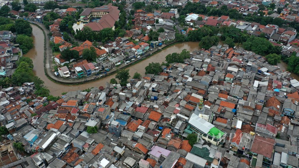 Bantaran Sungai Ciliwung yang sudah dinormalisasi di Bukit Duri, Tebet, Jakarta Selatan (atas) dan yang belum di Bidara Cina, Jatinegara, Jakarta Timur, Senin (27/2/2023).
