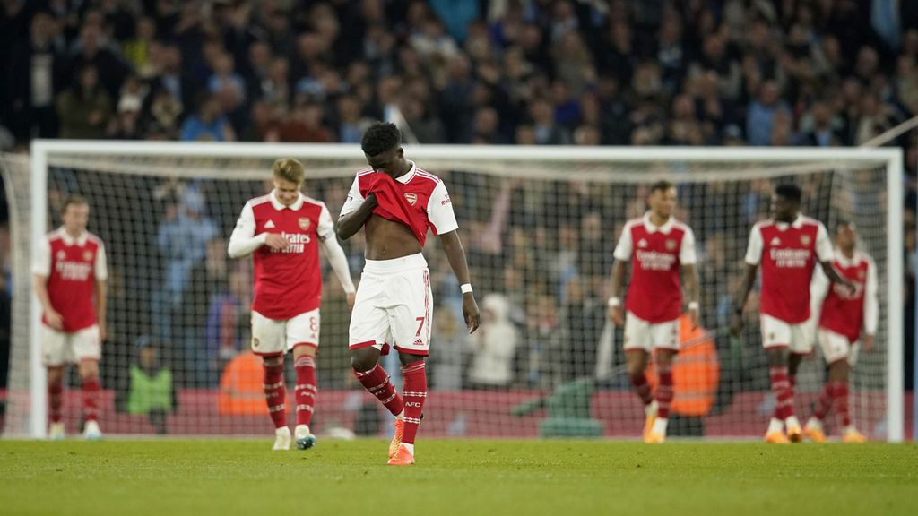 Ekspresi kekecewaan pemain Arsenal, seperti Bukayo Saka (tengah), setelah Manchester City mencetak gol ketiga pada laga Liga Inggris, Kamis (27/4/2023) dini hari WIB lalu. City menang, 4-1. 